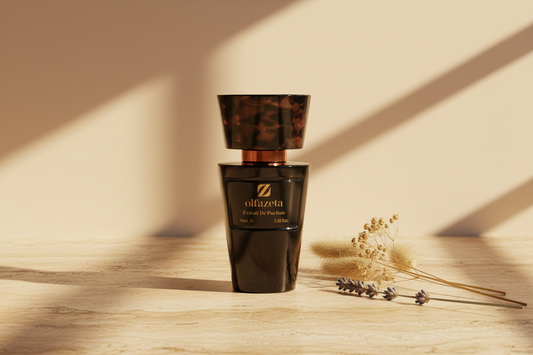 Flacon Olfazeta noir sur travertin beige doré avec lavande et botaniques — famille fougère classique masculin — Belluxa.fr