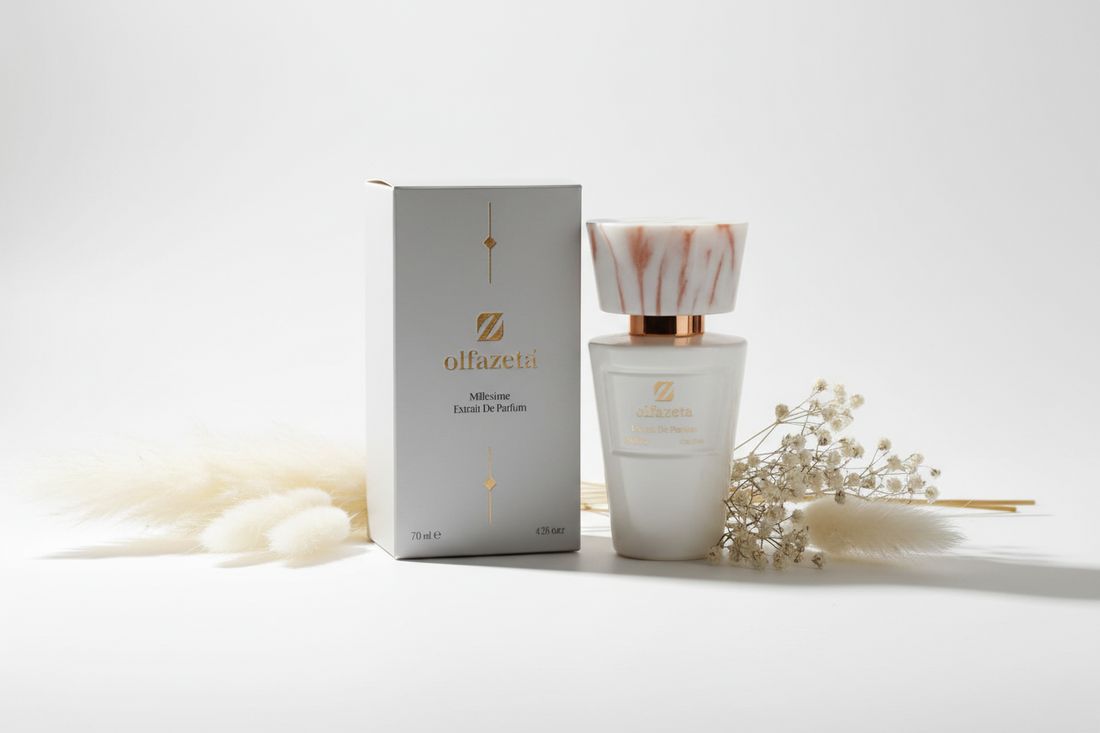 Flacon Olfazeta blanc marbré sur fond blanc épuré avec fleurs blanches — parfum mixte qualité et polyvalence — Belluxa.fr