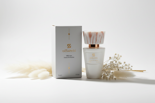 Flacon Olfazeta blanc marbré sur fond blanc épuré avec fleurs blanches — parfum mixte qualité et polyvalence — Belluxa.fr