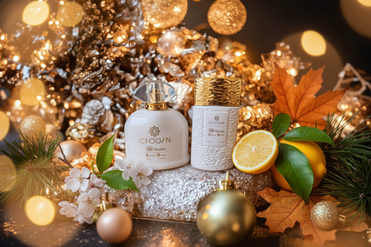 Flacons Olfazeta blanc et doré entourés d'éléments des quatre saisons — parfum femme selon la saison — Belluxa.fr