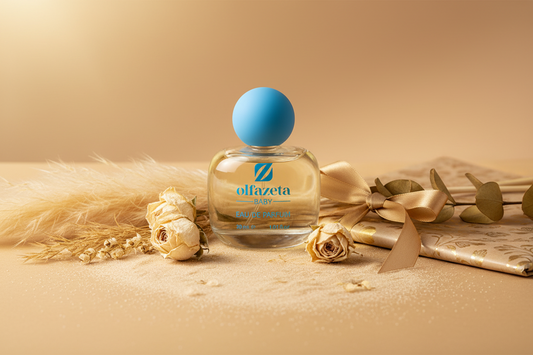 Idée cadeau parfum enfant Olfazeta Baby — flacon élégant avec ruban doré et roses séchées