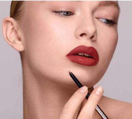 L'Extra-LipStay de MoniAmori est le crayon à lèvres retractable au fini velouté et à la couleur irrésistiblement intense.